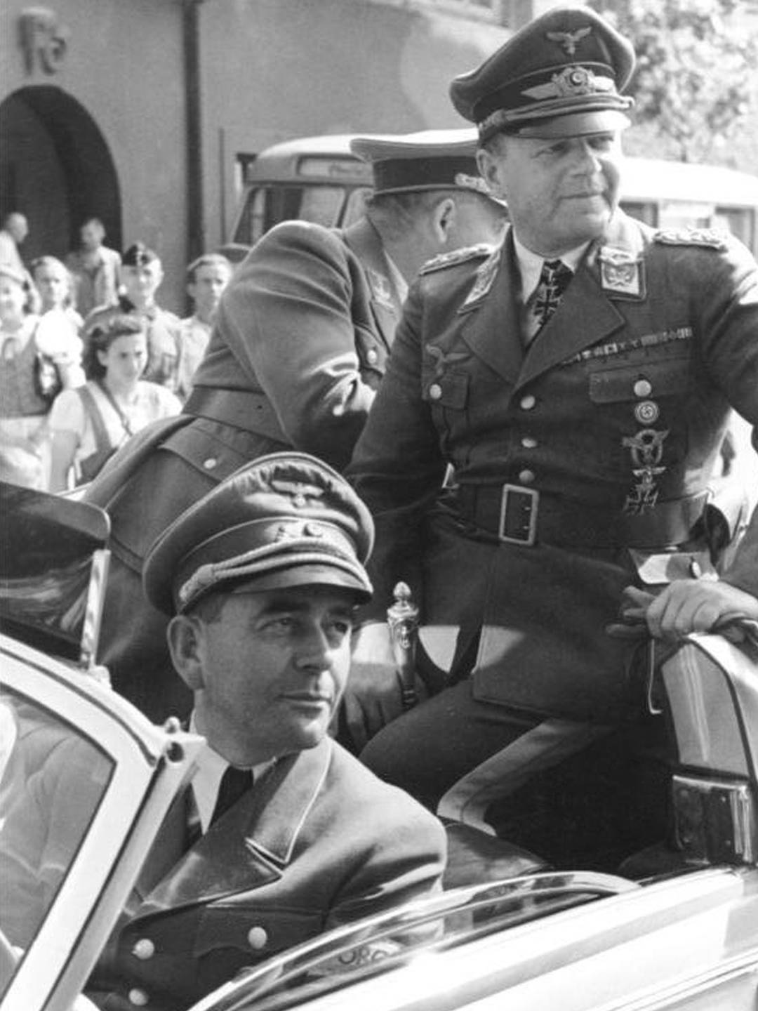 Albert Speer, ab 1942 Reichsminister für Rüstung und Kriegsproduktion, gemeinsam mit Erhard Milch, Generalfeldmarschall der Luftwaffe.