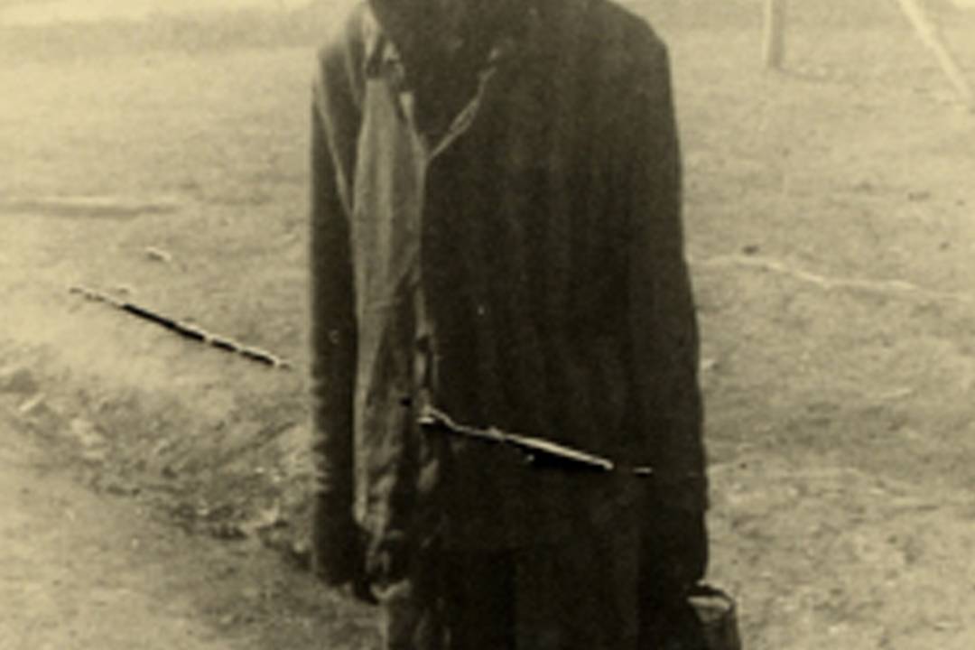 Ein Überlebender des KZ-Außenlagers Kaufering IV kurz nach der Befreiung