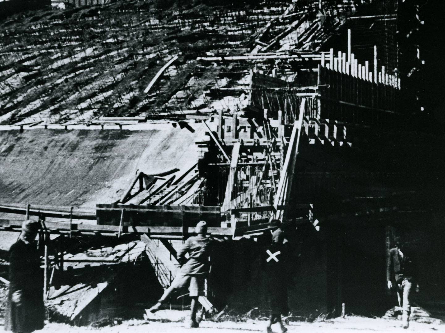 KZ-Häftlinge bei der Zwangsarbeit auf den Bunkerbaustellen