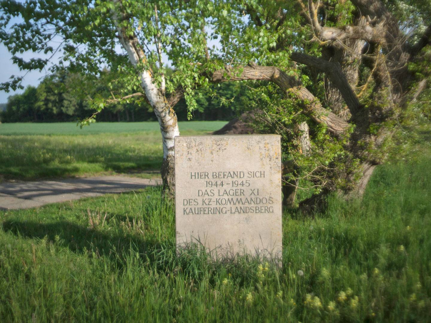 Gedenkstein für die KZ-Häftlinge am ehemaligen Gelände des KZ-Lagers Kaufering XI.