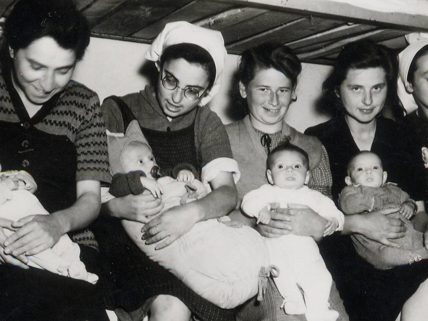 Kinder und Mütter nach der Befreiung des K-Lagers Dachau 1945