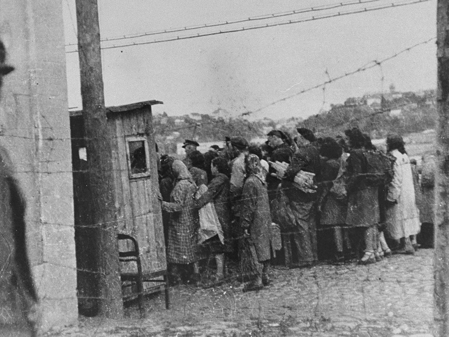 Durchsuchung jüdischer KZ-Häftlinge beim Ghetto Kaunas