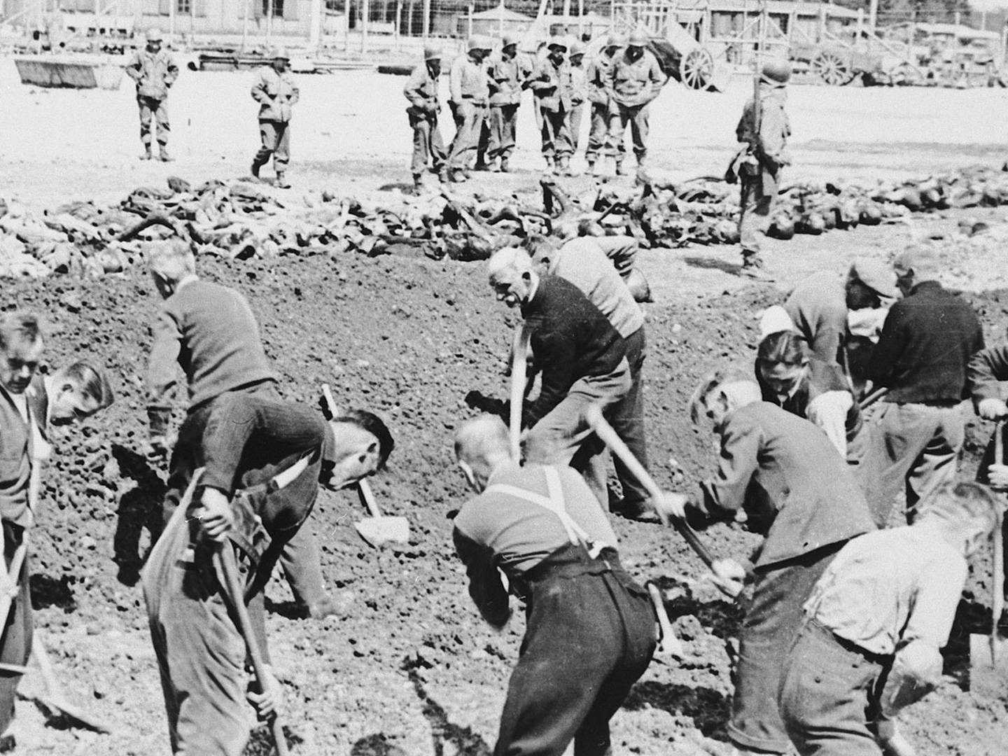 Amerikanische Soldaten zwangen Landsberger die Leichen derKZ-Häftlinge zu begraben.