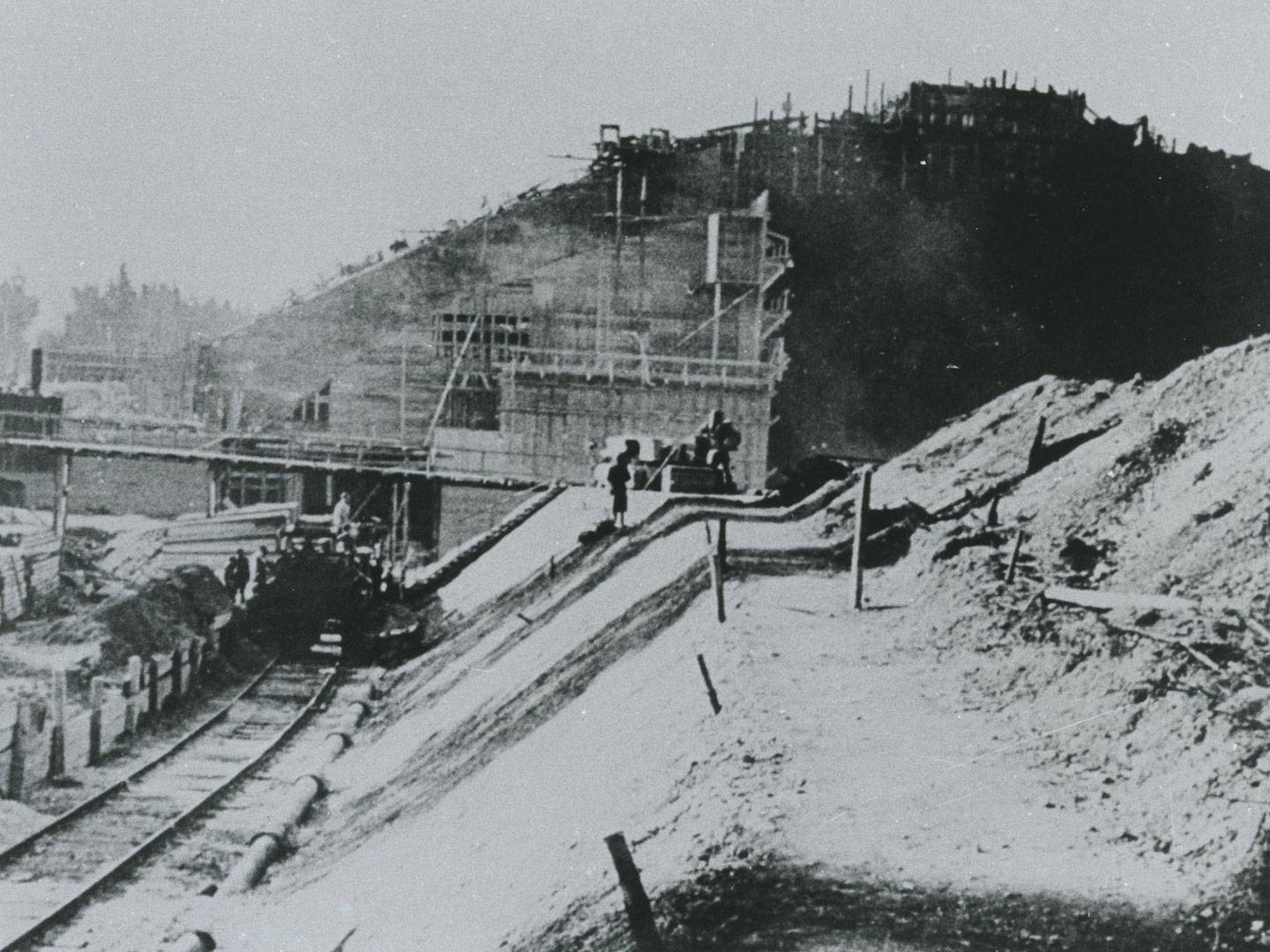 KZ-Häftlinge des KZ-Außenlagerkomplexes Landsberg/Kaufering arbeiteten auf Bunkerbaustellen, etwa im 