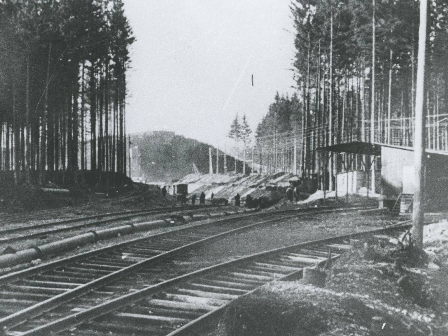 Gleise in den Bunkerbeustellen zum Transport der Betonfertigteilwerke 