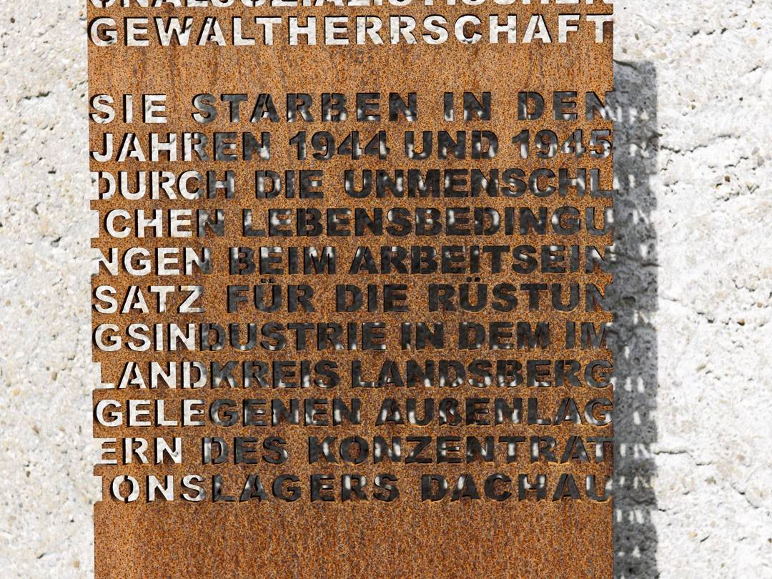 Gedenktafel im KZ-Friedhof Landsberg am Lech.