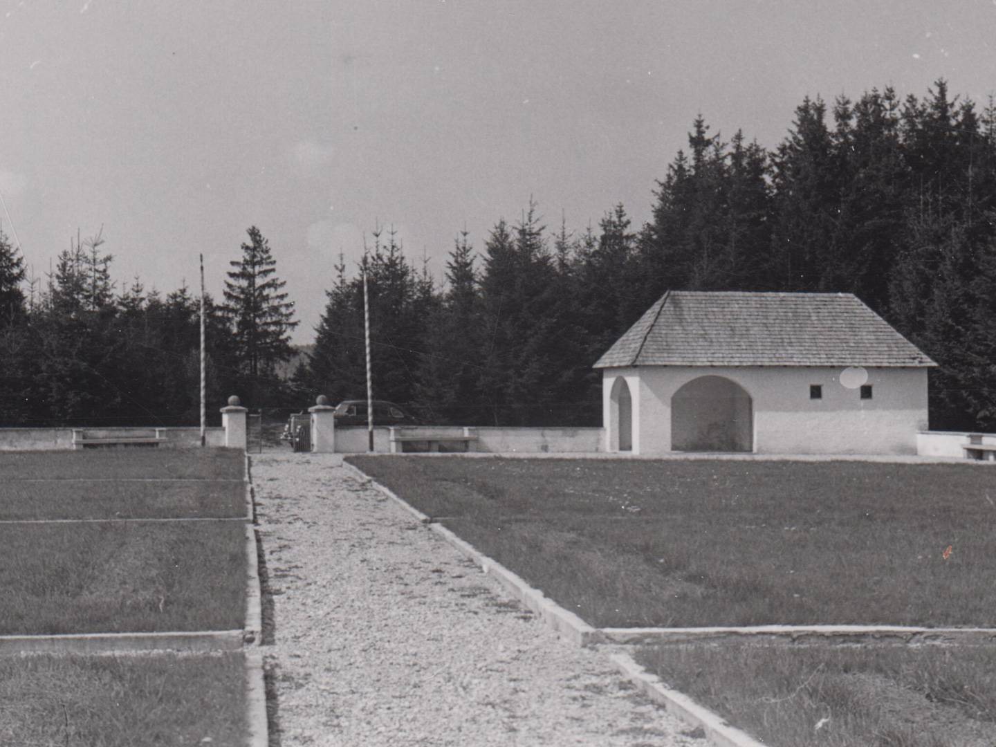 KZ-Friedhof Erpfting mit Gedenkstätte.