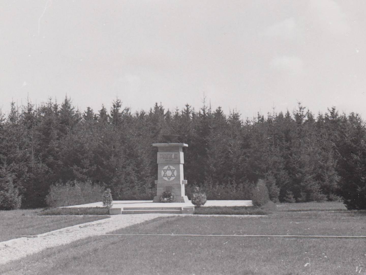 Denkmal mit Davidstern im KZ-Friedhof Erpfting.