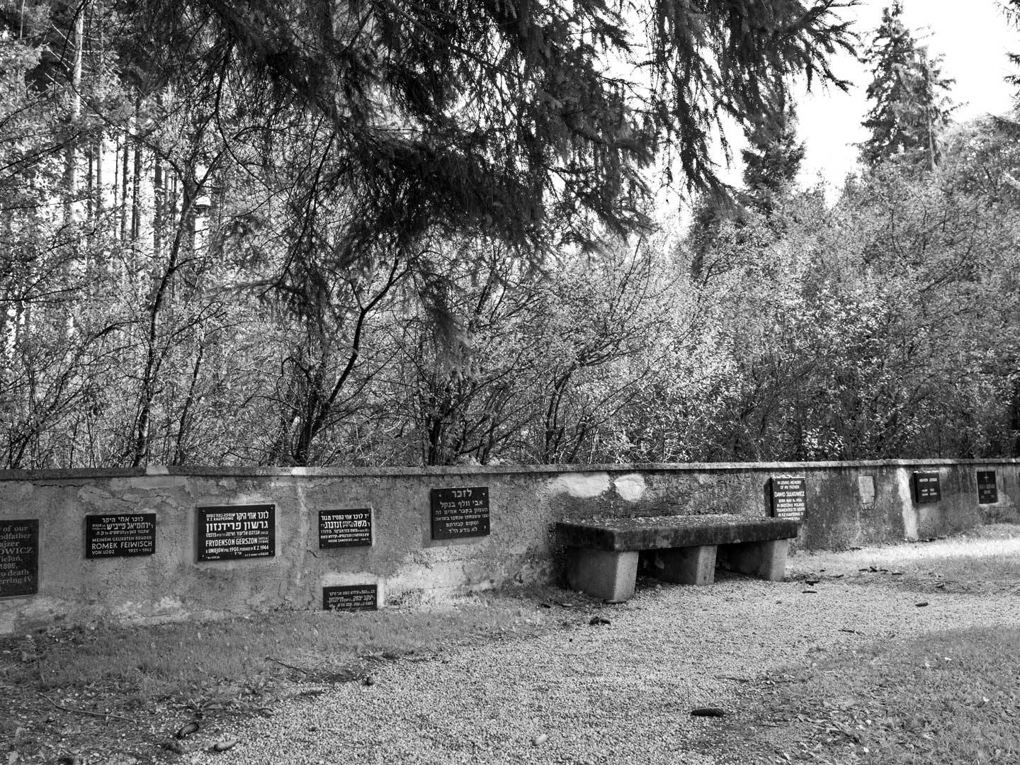 Gedenktafeln im KZ-Friedhof Kaufering-Nord.