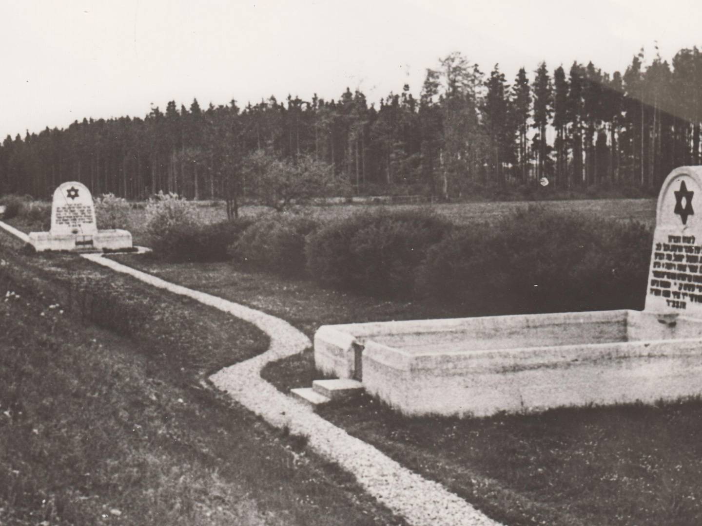 Sammelgrabstätten im KZ-Friedhof Schwabhausen.