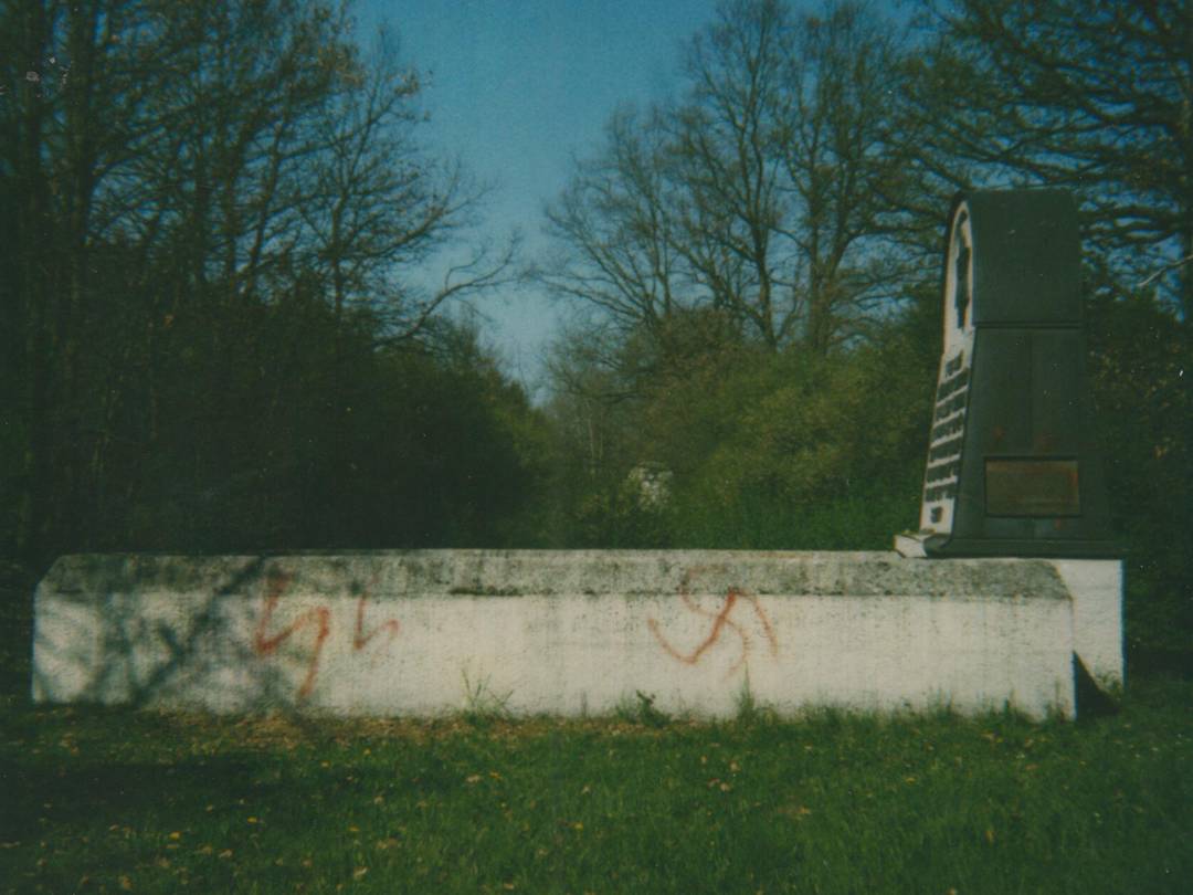 Vandalismus im KZ-Friedhof Schwabhausen.