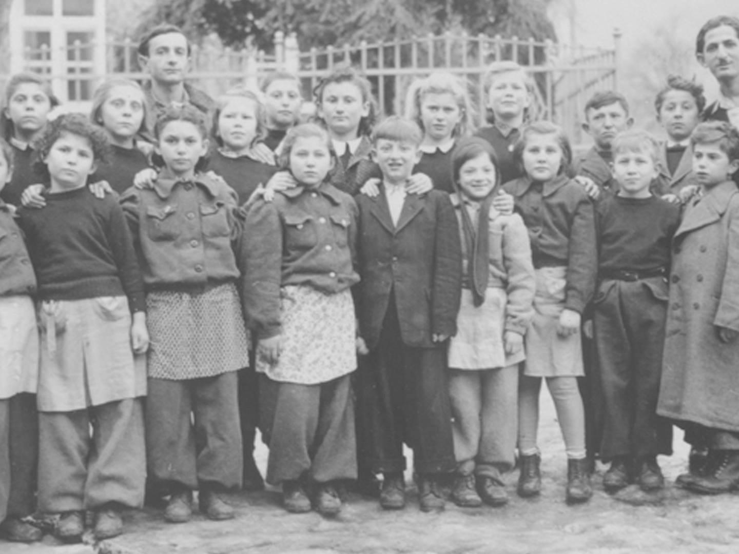 Schulgruppe im DP-Camp Schauenstein bei Hof im Jahr 1946.