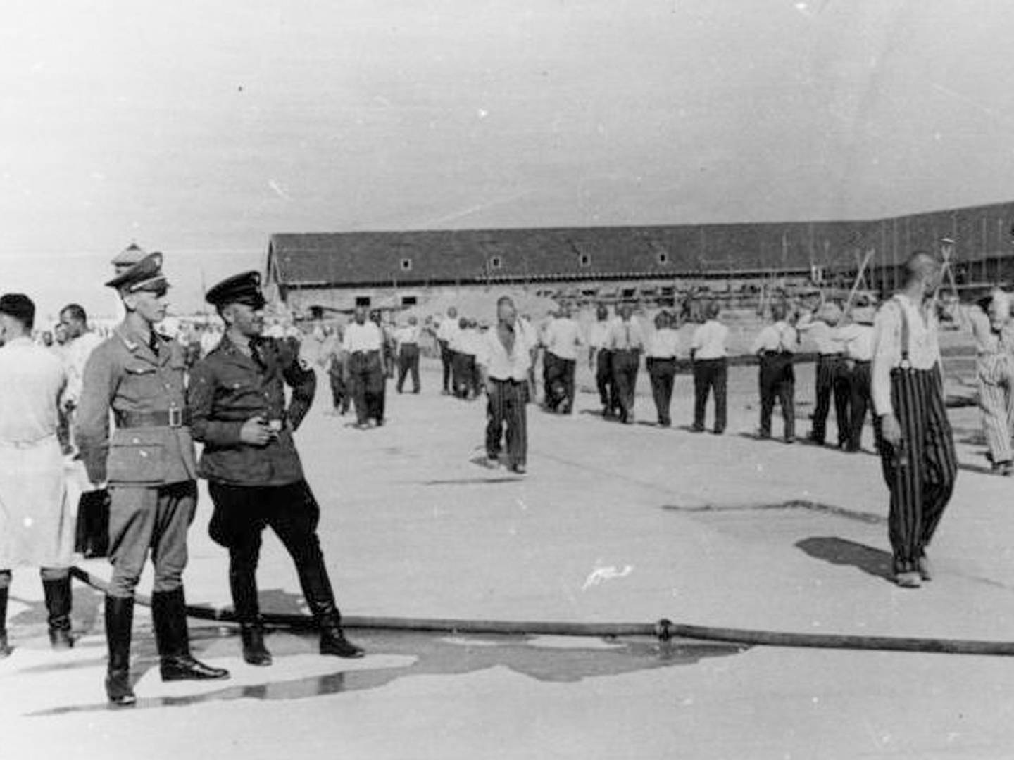 SS-Wachen und KZ-Häftlinge des KZ Dachau. 