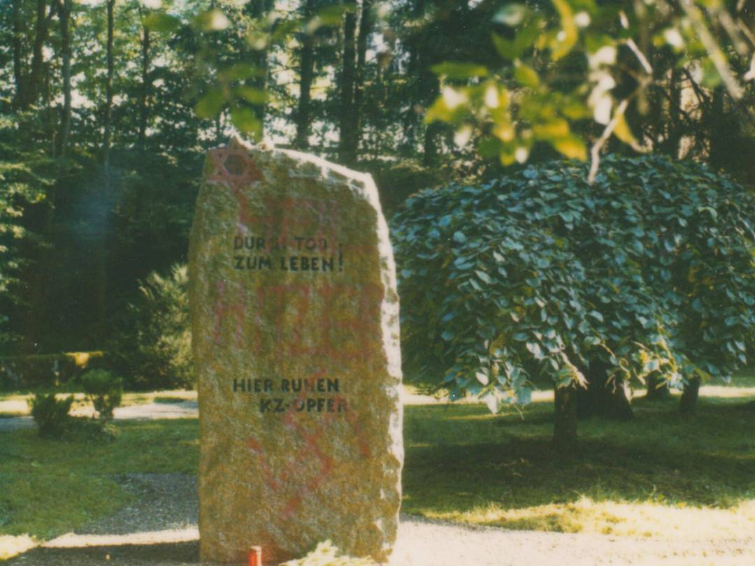 Nationalsozialistische und beleidigende Parolen auf der Friedhofsanlage.