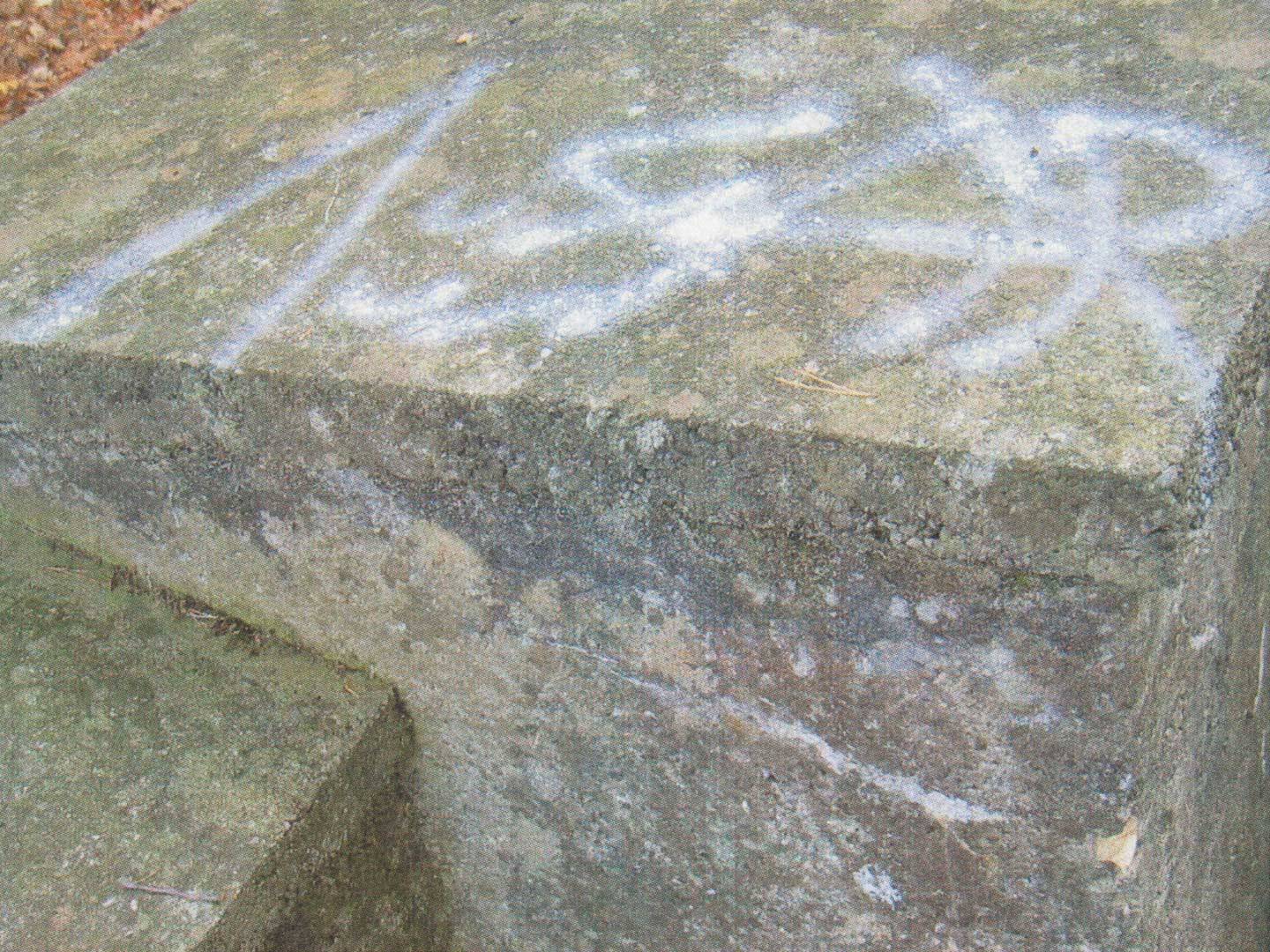 Beschmierungen auf dem KZ-Friedhof 2006.