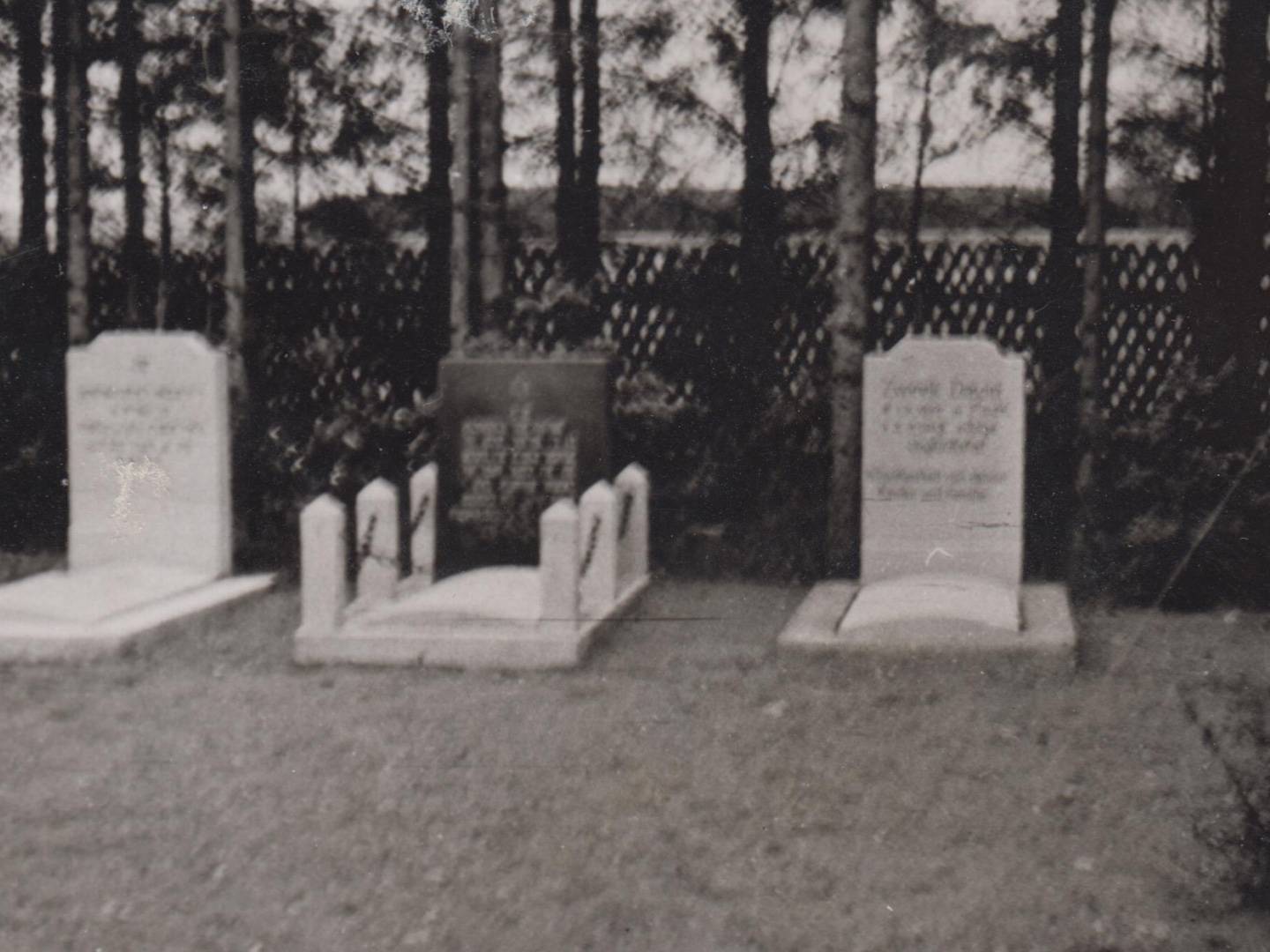 Gräber von jüdischen Gemeindemitgliedern auf dem KZ-Friedhof.