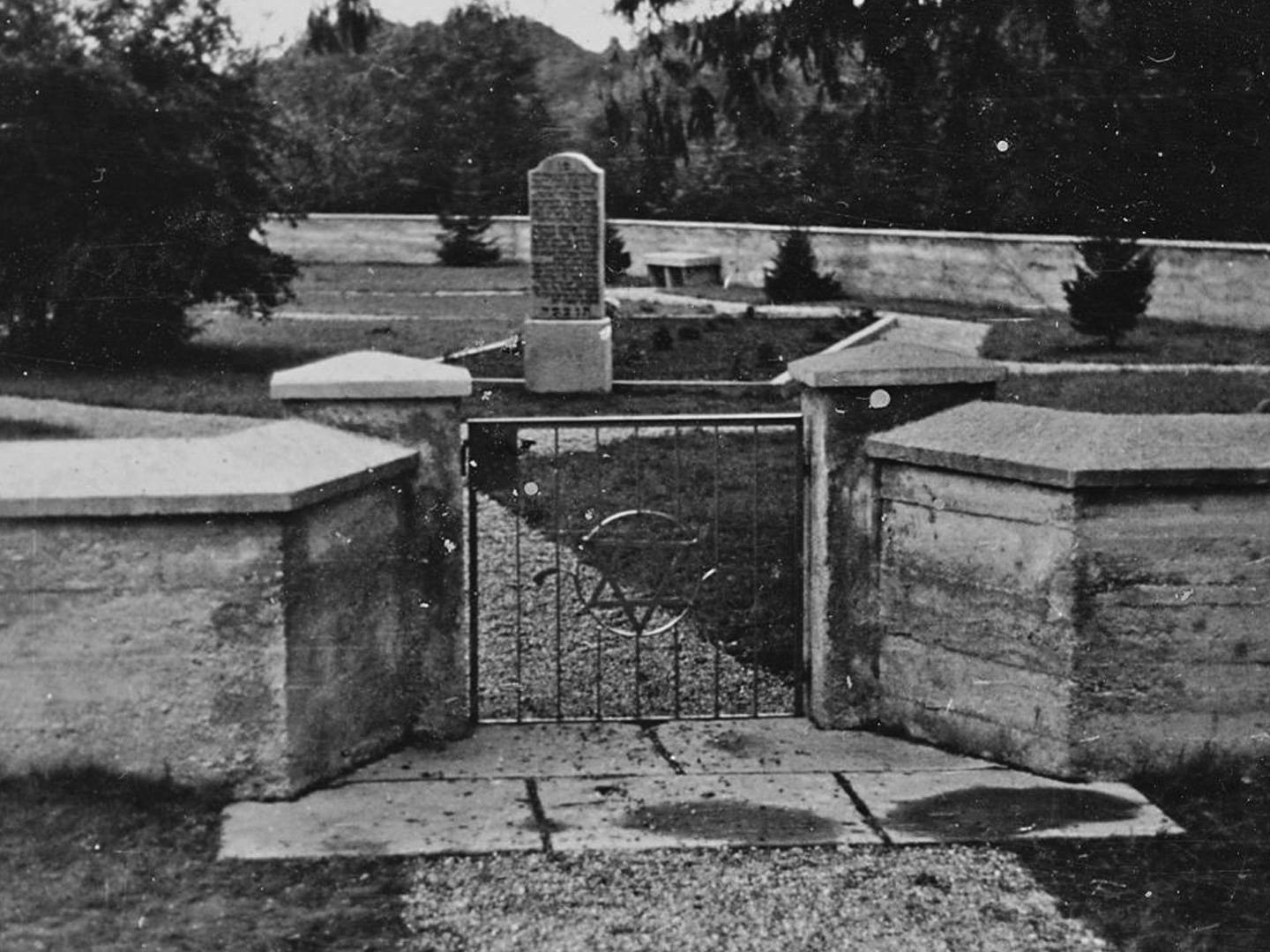 Eingang zum KZ Friedhof in den 1950er-Jahren.