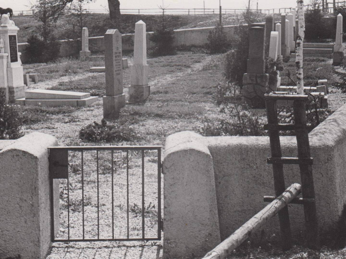 1947 und 1954 wurde der KZ-Friedhof umgestaltet.