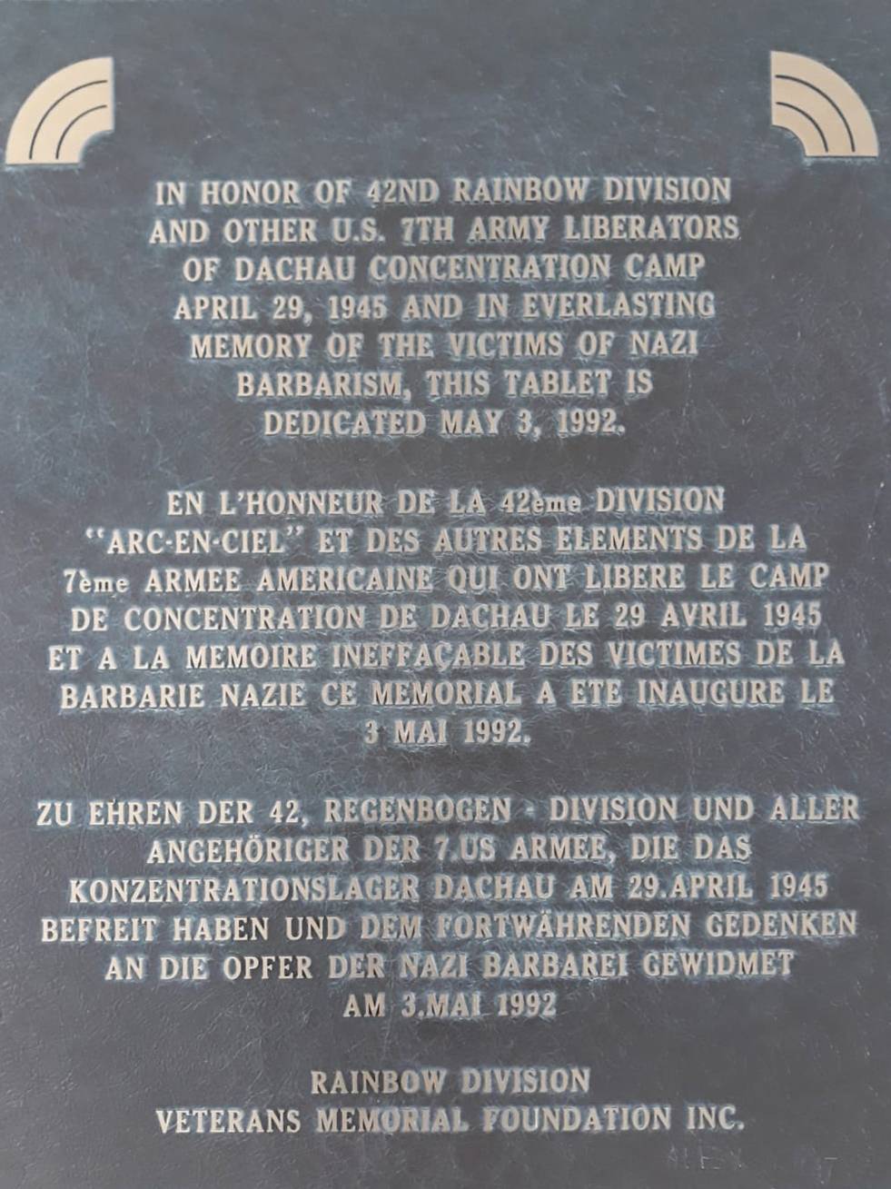 Gedenkplatte am Eingang der KZ-Gedenkstätte Dachau.