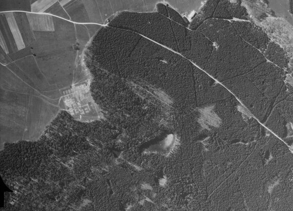 Luftbildaufnahme der Gemeinde Türkenfeld mit sichtbaren Strukturen eines KZ-Lagers.