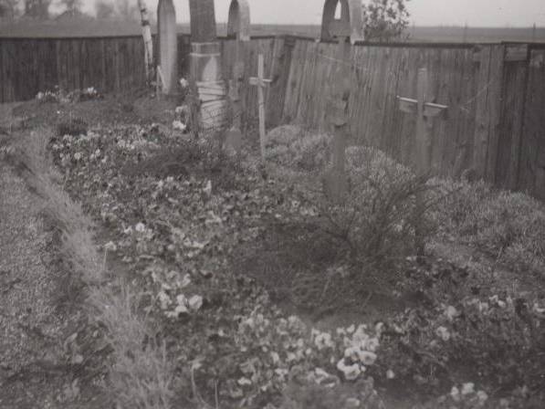 Sechs Gräber von ehemaligen KZ-Häftlingen auf dem Flüchtlingsfriedhof in Holzhausen.