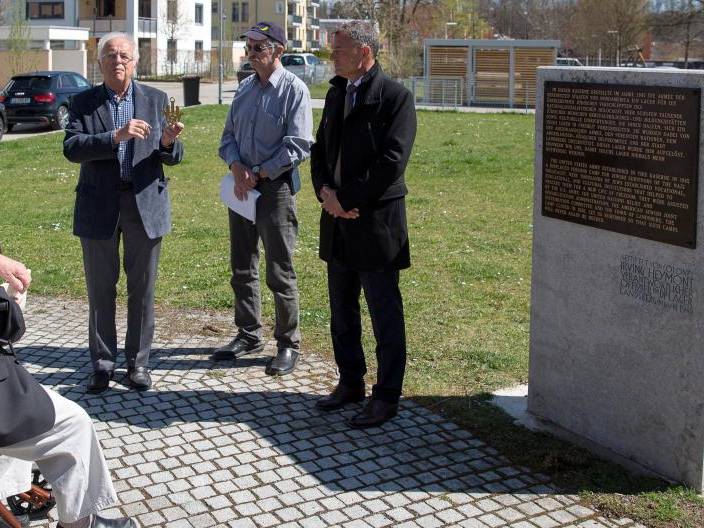 Landsbergs ehemaliger und damaliger Oberbürgermeister gedenken an der Saarburgkaserne den Displaced Persons.