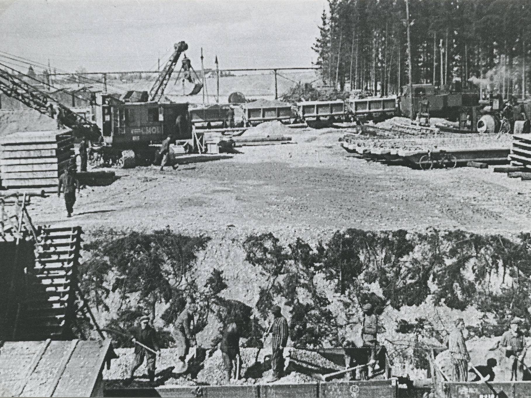 KZ-Häftlinge entladen Kies auf der Bunkerbaustelle 