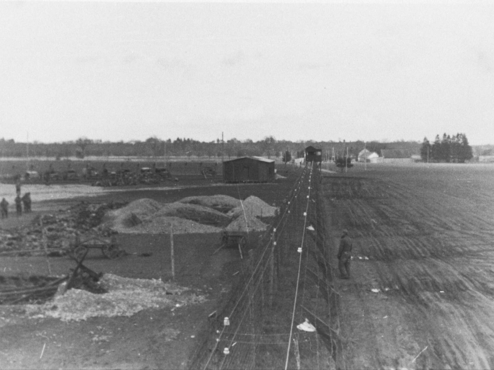 Die ausgehobenen Massengräber des KZ-Außenlagers Kaufering IV (Hurlach) nach der Befreiung.